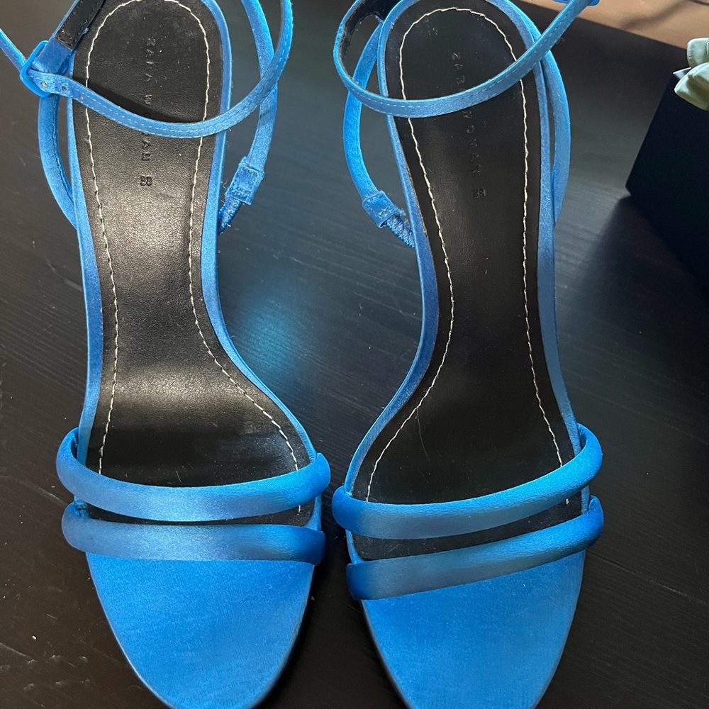 NWT  ZARA ELECTRIC BLUE HEEL SANDALS. SIZE 7.5
